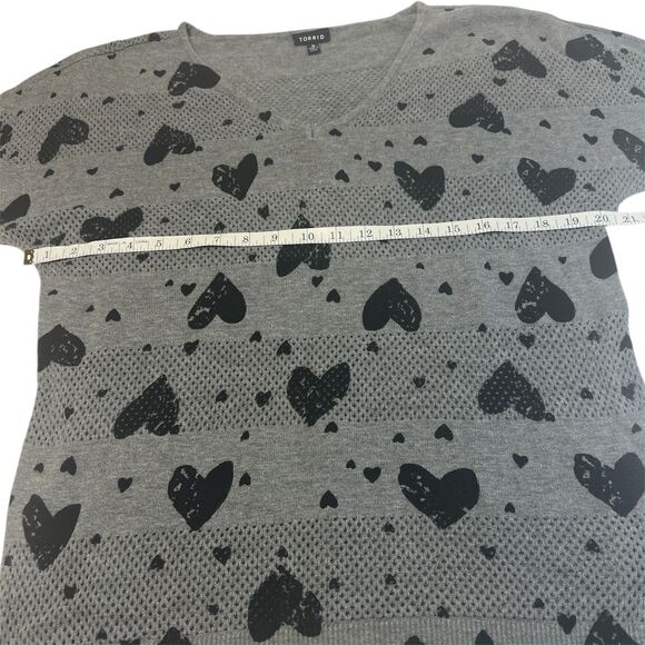Torrid Gray Heart Print Knit Sweater Size 0 Short Sleeve V-Neck Pullover - Picture 4 of 7